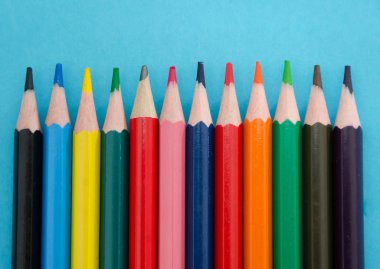 Mavi arka planda renkli kalemler. Yakın plan..