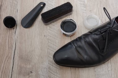 Bakım için aksesuarlı siyah erkek ayakkabıları.