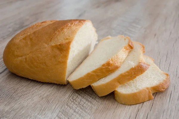 Pão Longo Uma Tábua Madeira Delicioso Pão Ucraniano Fatias Pão — Fotografia de Stock