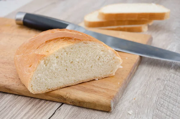 Pão Longo Uma Tábua Madeira Faca Delicioso Pão Ucraniano Pão — Fotografia de Stock