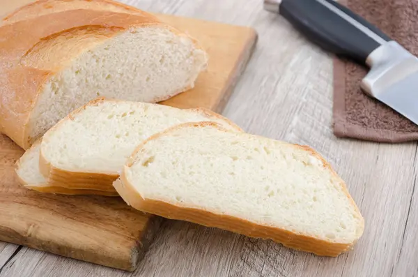 Pão Longo Uma Tábua Madeira Faca Delicioso Pão Ucraniano Pão — Fotografia de Stock