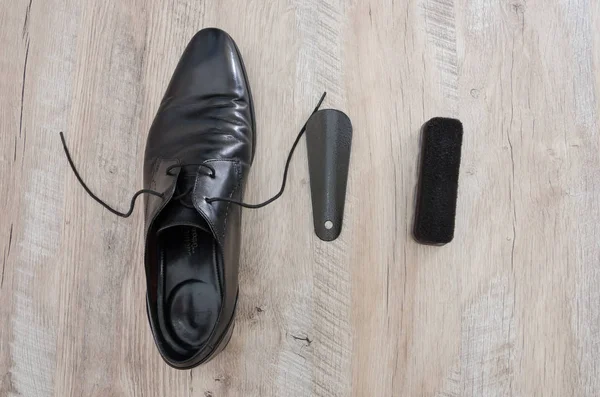 Zapato Hombre Esponja Para Zapatos Sobre Fondo Madera Vista Desde — Foto de Stock