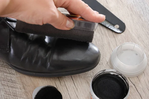 Zapatos Hombre Negros Con Accesorios Para Cuidado Mano Para Limpiar — Foto de Stock