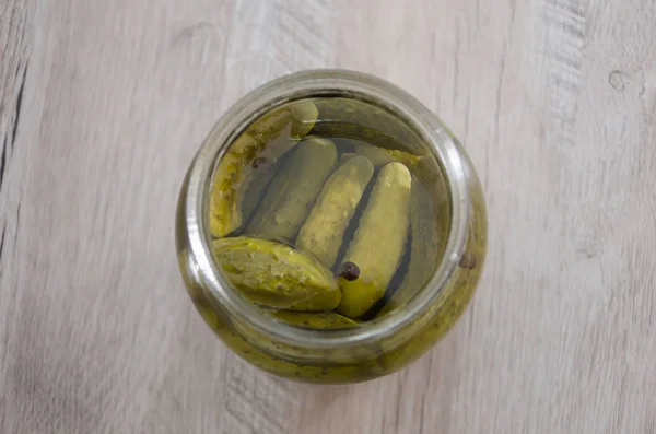 Potje Gepekelde Komkommers Een Witte Ondergrond Zelfgemaakte Augurken Close — Stockfoto