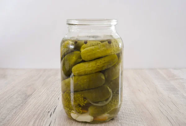 Potje Gepekelde Komkommers Een Houten Ondergrond Zelfgemaakte Augurken — Stockfoto