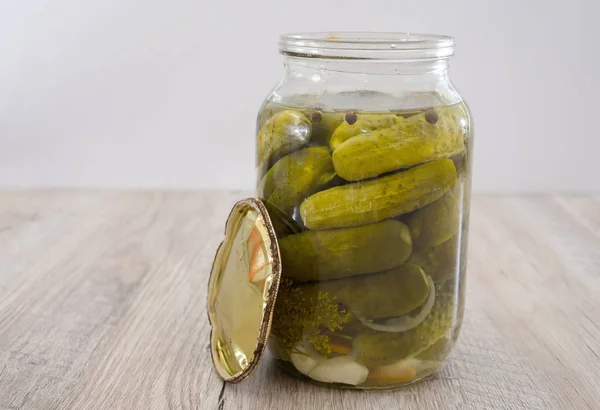 Potje Gepekelde Komkommers Een Houten Ondergrond Zelfgemaakte Augurken — Stockfoto