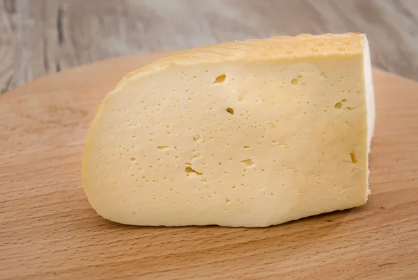 Stück Hartkäse Auf Einem Holzuntergrund Ukrainischer Käse Nahaufnahme — Stockfoto