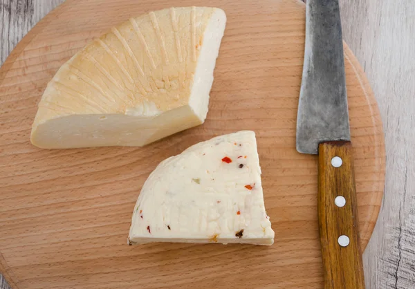 Zwei Stücke Hartkäse Auf Einem Hölzernen Hintergrund Und Ein Messer — Stockfoto