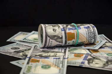 Siyah arka planda dolar. Dolarlar çarpıtıldı..