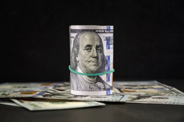 Siyah arka planda dolar. Dolarlar çarpıtıldı..