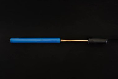 Siyah arka planda mavi bisiklet pompası.