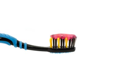 Beyaz arka planda diş macunu olan diş fırçası. Yakın plan..