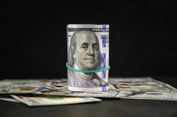 долларов на черном фоне. Перевернутые доллары на доллары
.