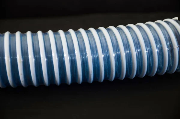 蓝色管道 黑色背景上的波纹 管道密闭的结构 — 图库照片
