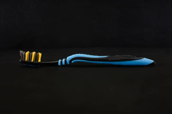 Siyah Arka Plan Üzerinde Diş Fırçası — Stok fotoğraf