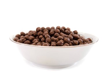 Beyaz arka planda bir tabakta kuru kahvaltı. Çikolata topları.