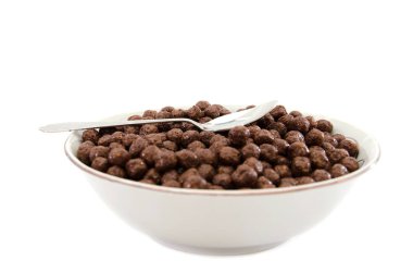 Beyaz arka planda bir tabakta kuru kahvaltı. Çikolata topları.