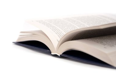 Beyaz arkaplan üzerine açık bir kitap. Kitabın bir kısmı, yakın plan..