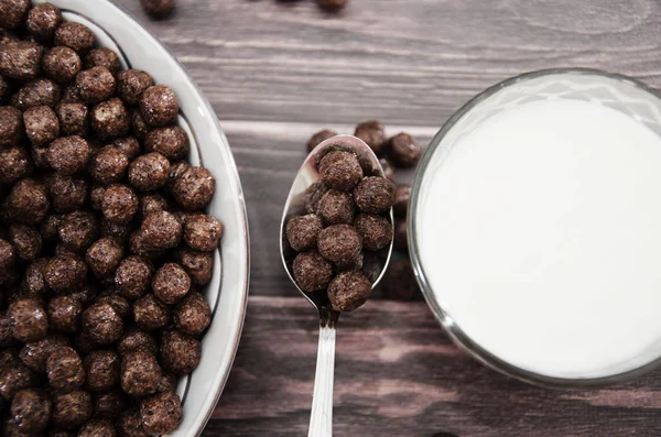 Schokoladenkugeln Einem Teller Und Einem Glas Milch Trockenes Frühstück Auf — Stockfoto