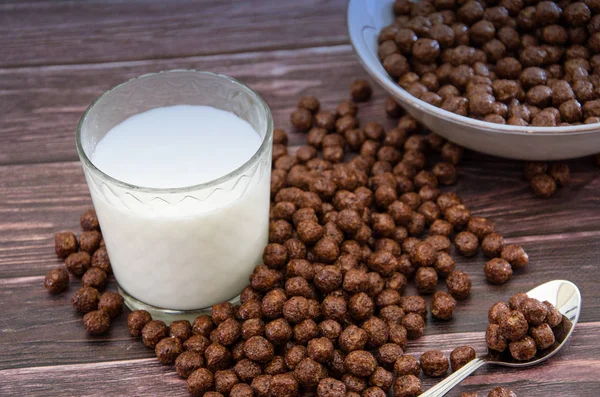 Schokoladenkugeln Einem Teller Und Einem Glas Milch Trockenes Frühstück Auf — Stockfoto