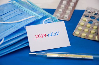 Roman Coronavirus - 2019-Ncov. Çin Coronavirüs salgını. Orta Doğu Solunum Sendromu Koronavirüsü. Mavi arkaplan