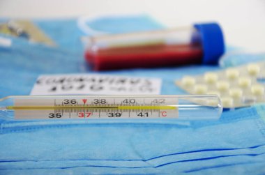 2019 Novel Coronavirus. 2019-Ncov. Wuhan, Çin 2019 Romanı Coronavirus. İçinde 2019 Novel Coronavirus olan bir şişe kan. Coronavirus tüm dünyaya yayılıyor. Tıbbi maskeler, haplar. 