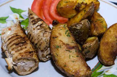 Tabakta ev yapımı patates ve rulo köfte. Yakın plan..