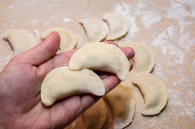 Avuçta iki köfte. Yakın plan..