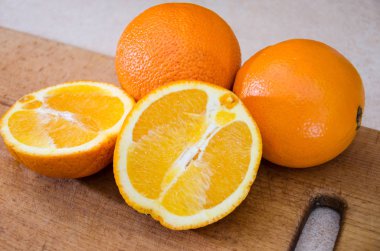 Tahta üzerinde olgun portakallar. Yakın plan..