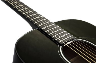 Beyaz arka planda siyah bir gitarın parçası. Akustik gitar, yakın plan..