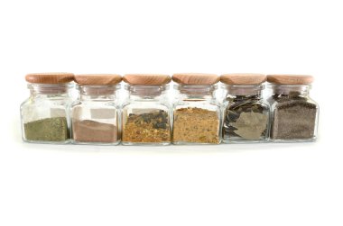 Kavanozlardaki baharatlar beyaz arkaplanda izole edilmiş..