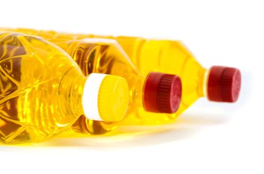 Beyaz arka planda izole edilmiş üç şişe ayçiçeği yağı..