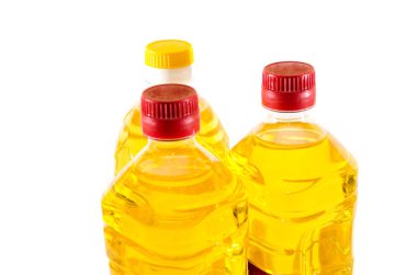 Beyaz arka planda izole edilmiş üç şişe ayçiçeği yağı..