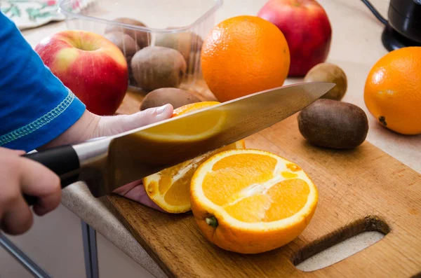 Порежь Фрукты Ножом Спелые Апельсины Нож Деревянной Доске Нарезанные Апельсин — стоковое фото