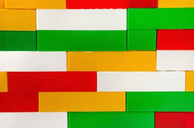 Çok renkli oyuncak tuğlalardan oluşan bir duvar, arka plan. Arkaplan için renk blokları.