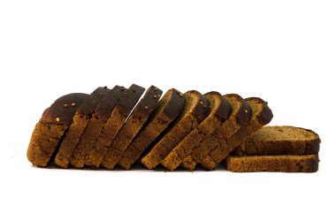 Beyaz arka planda dilimlenmiş çavdar ekmeği. Lezzetli, kahverengi ekmek..