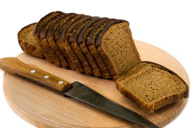 Kesme tahtasında bıçakla dilimlenmiş çavdar ekmeği. Beyazda izole edilmiş.