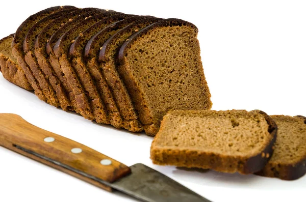 Krájený Žitný Chléb Nůž Bílém Pozadí Lahodný Hnědý Chléb — Stock fotografie