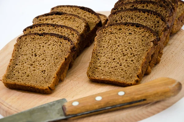 Roggenbrot Mit Messer Auf Schneidebrett Schneiden Isoliert Auf Weiß — Stockfoto