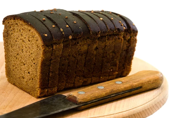 Pane Affettato Segale Con Coltello Sul Tagliere Isolato Bianco — Foto Stock