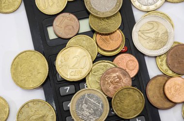 Hesap makinesinde bozuk paralar var. İş konsepti. yakın plan.