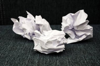 Sıkılmış beyaz kağıtlar. Yakın plan..