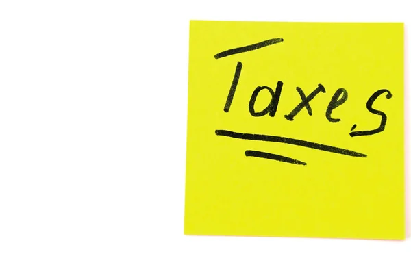 Inscrição Impostos Uma Folha Amarela Fundo Branco Lugar Para Texto — Fotografia de Stock