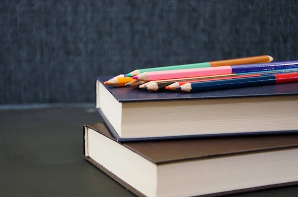 Kolorowe Ołówki Książkach Zbliżenie Koncepcja Edukacji — Zdjęcie stockowe