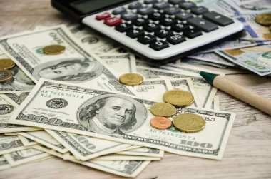 Dolar, madeni para ve hesap makinesi. İş konsepti. Yakın plan..