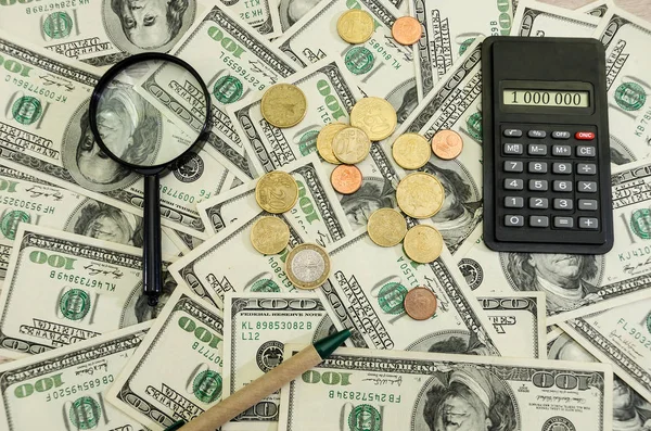 ドルとコインの背景にある計算機のスコアボードに100万ドル 上からの眺め 事業概念 — ストック写真