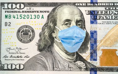 Coronavirus Wuhan. Biz karantinadayız, 100 dolarlık banknot ve tıbbi maske. Salgın ve koronavirüse karşı koruma kavramı.