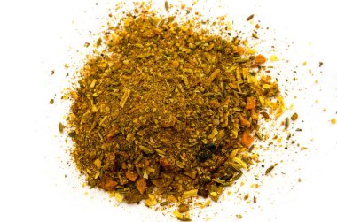 Beyaz arka planda doğulu baharatlar. Pilav için baharat karışımı.