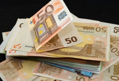 Siyah arka planda Euro banknotları. İş konsepti. Çok para. 50 Euro yakın çekim.