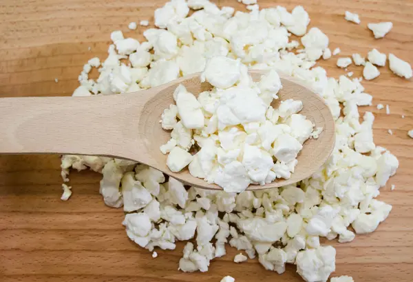 Hüttenkäse Einem Holzlöffel Auf Einem Hölzernen Hintergrund Nahaufnahme Blick Von — Stockfoto